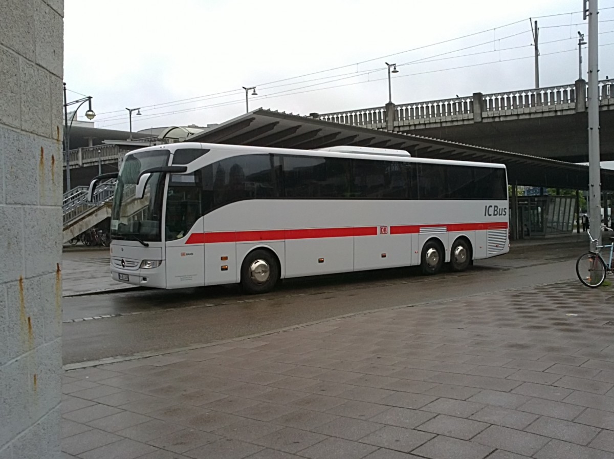  Mercedes Tourimo L der Regiobus Franken als IC Bus auf der Fernlinie Freiburg- Mnchen unterwegs. Hier am ZOB Freiburg.